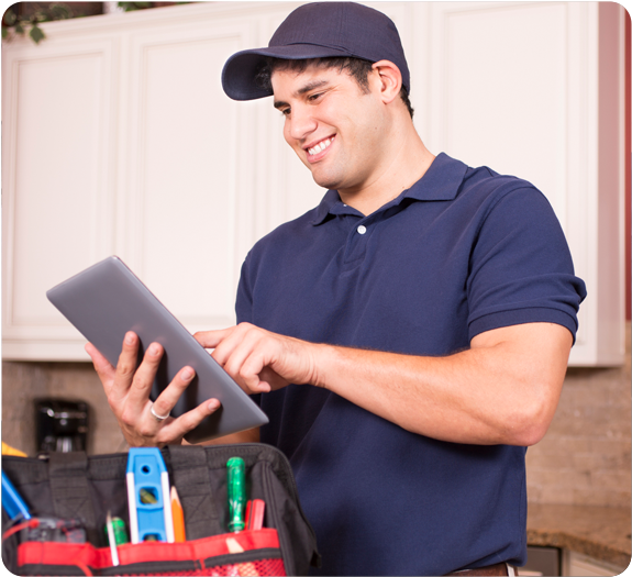 Male technician using a tablet with a free estimate generator tool on the job site